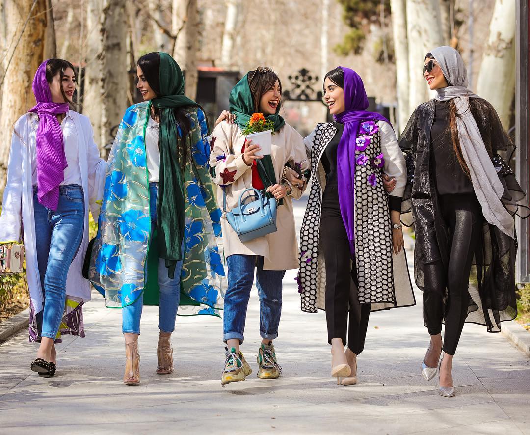 Несмотря на въевшиеся стереотипы, носить в Иране разноцветную одежду можно....